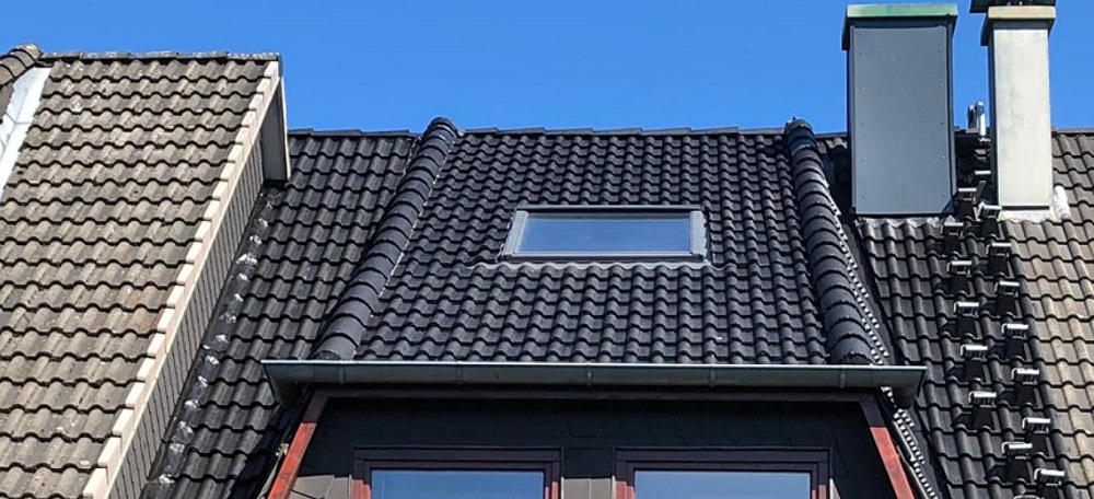 Der Dachdecker bietet Dachreiniung und -beschichtung Dachdeckerei in Hamburg